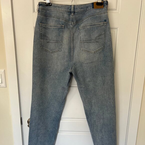 EUC - American Eagle - Size 12 - Straight Regular Mom Jeans Light Wash - Picture 2 of 4